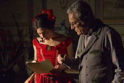 Lluís Miñarro dirige a Bárbara Lennie, que encarna a la reina, en el rodaje de 'Stella cadente'.