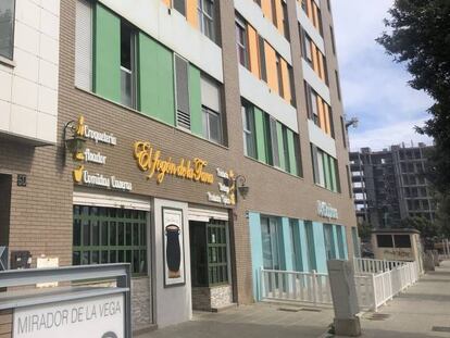 Varios locales comerciales en una calle de Almería.