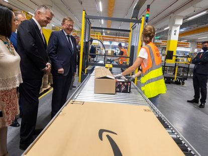 El director de Amazon España, Fred Pattje, y el president de la Generalitat Valenciana, Ximo Puig, durante la inauguración, este lunes, del centro logístico en Onda (Castellón).