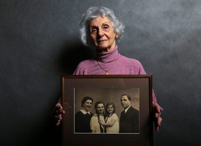 Eva Fahidi, de 90 años, posa con una foto de su familia, quienes fueron asesinados en el campo de concentración durante la Segunda Guerra Mundial, en Budapest el 12 de enero de 2015. Fahidi tenía 18 años en 1944, cuando ella y su familia fueron trasladados desde Debrecen a Auschwitz-Birkenau.
