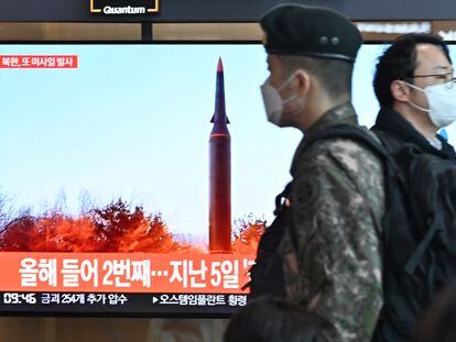 Dos personas pasan junto a un televisor en Seúl durante la información del lanzamiento de un misil por Corea del Norte, este martes.