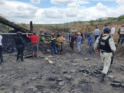 Trabajadores y militares en el lugar del colapso de la mina en el municipio de Múzquiz, en el Estado de Coahuila.
