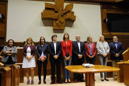 Los nueve parlamentarios del PSE-EE posan este martes en la Cámara vasca.