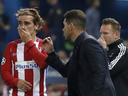 Simeone da indicaciones a Griezmann.