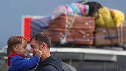 Un refugiado sostiene a su hijo en Kornidzor, Armenia, este martes.