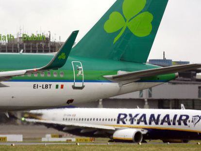 Aviones de Aer Lingus y Ryanair se cruzan en el aeropuerto de Dubl&iacute;n. / Reuters