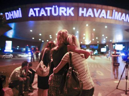 Unos pasajeros se abrazan en el exterior del principal aeropuerto de Estambul.