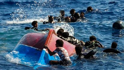 Los migrantes, mientras esperan a ser rescatados.