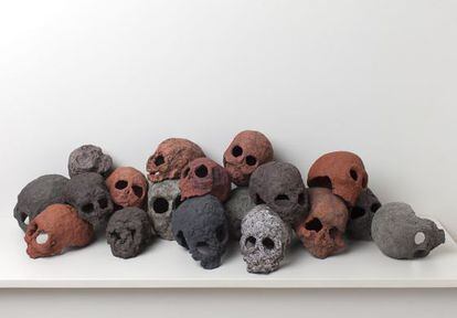 Los impactantes cráneos de cerámica de 'Nosaltres', de Rosa Amorós.
