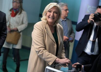 La candidata de extrema derecha Marine Le Pen introduce su voto en la urna en la primera vuelta de las presidenciales francesas de este domingo, en Henin-Beaumont, en el norte de Francia.