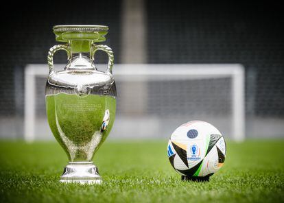 La copa de la Eurocopa y el balón oficial del torneo.