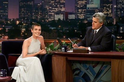 Jay Leno entrevista a Sinéad O'Connor en el programa 'The Tonight Show', el 15 de agosto de 2000.
