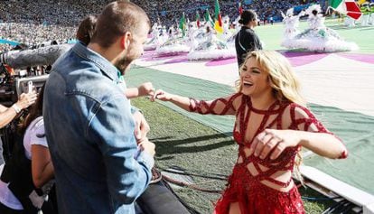 Shakira corre a saludar a Piqu&eacute;, quien sostiene a su hijo Milan, tras su actuaci&oacute;n en la clausura del Mundial de Brasil.