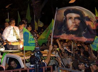 Rafael Correa celebra, rodeado de seguidores en Guayaquil, su victoria en las elecciones presidenciales de Ecuador el 27 de noviembre de 2006.