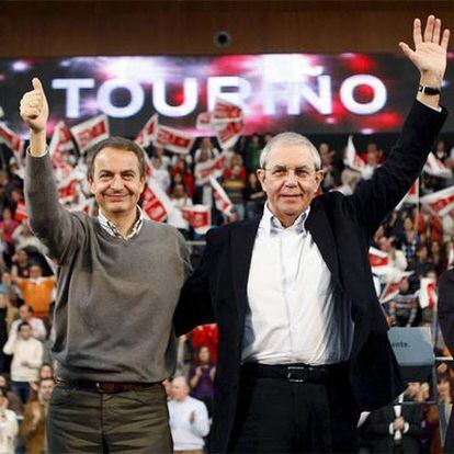Rodríguez Zapatero, junto al candidato Pérez Touriño, ayer en el mitin de Vigo.