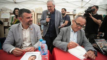 Santi Vila (esq.) i Joan Coscubiela han coincidit signant llibres.