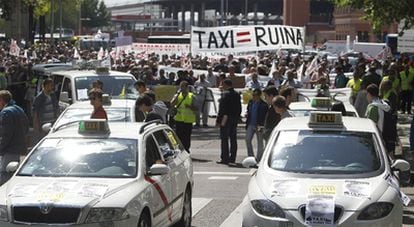 Unos 600 Taxistas Protestan En Madrid Contra Otra Regulación Del Sector ...