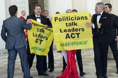 Activistas de Greenpeace irrumpen en la cena de gala de la cumbre del clima de Copenhague de diciembre de 2009