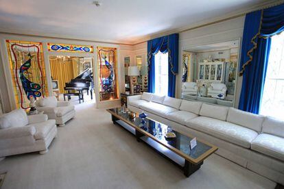 Salón con el famoso sofá de 4,6 metros que da paso a la Music Room. |