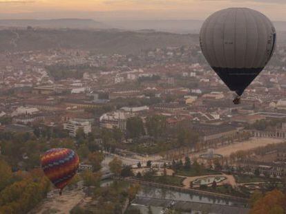 Dos globos sobrevuelan Aranjuez, el pasado 5 de noviembre.