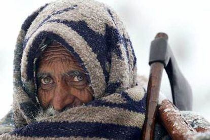 Un superviviente del terremoto camina en la nieve en el pueblo de Pieer Chanasi.