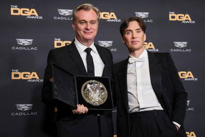 Christopher Nolan, con el premio del sindicato de directores, junto a Cillian Murphy, el pasado 10 de febrero. 
