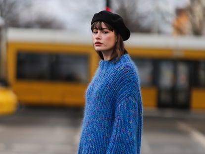 La piel del rostro, expuesta al frío, sufre más en invierno. En la foto, la modelo y creadora de contenido alemana Lea Naumann por las calles de Berlín (Alemania). GETTY IMAGES.