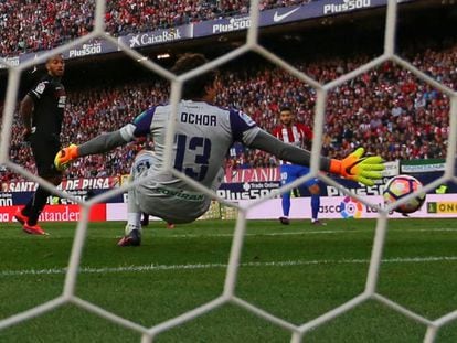 Memo Ochoa durante el partido contra el Atl&eacute;tico de Madrid