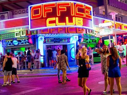 Turistas en la zona de Punta Ballena, en Magaluf (Mallorca)