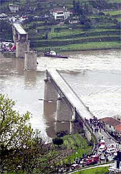 El puente desplomado entre Castelo de Paiva y Entre os Ríos.