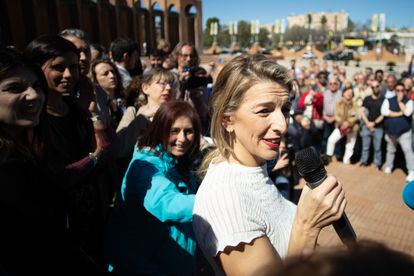 Yolanda Díaz se dirige al público que ha quedado fuera del recinto en Sevilla donde se ha celebrado el primer acto de Sumar en Andalucía. 