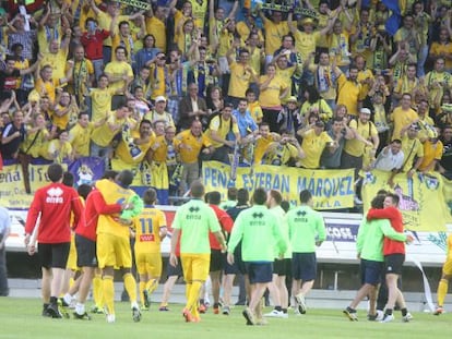 Los jugadores del Alcorc&oacute;n celebran el ascenso a Segunda