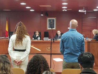 Los acusados por el robo del vino en Atrio de pie en el juicio que tiene lugar en la Audiencia Provincial de Cáceres, el 27 de febrero.