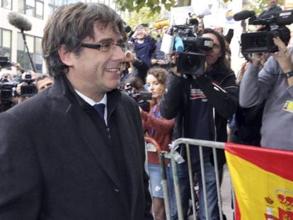 Carles Puigdemont arribant a una roda de premsa a Brussel·les.