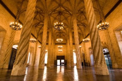 Columnas del Salón de Contratación de la Lonja de la Seda de Valencia, uno de los mejores ejemplos de la arquitectura gótica civil en España.