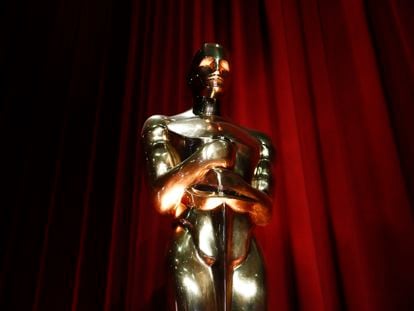 Una figura gigante del trofeo de los Premios Oscar durante la ceremonia de nominación de su 95ta edición, este martes.