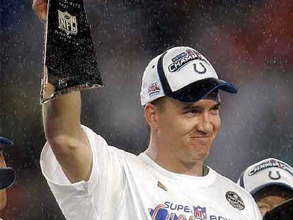 Peyton Manning levanta el trofeo de la Super Bowl.