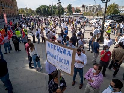 Concentración de trabajadores de Abengoa en Sevilla el pasado octubre. 
FOTO: PACO PUENTES/EL PAIS
