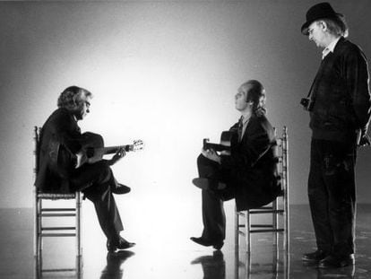 De izquierda a derecha: Manolo Sanlúcar, Paco de Lucía y Carlos Saura, en el rodaje de 'Sevillanas'.