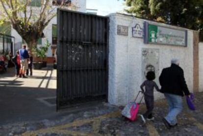 Colegio granadino donde se detectó el brote en 2011.
