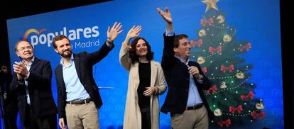 El presidente del PP, Pablo Casado (2i), durante la comida de Navidad del PP de Madrid, a la que han asistido entre otros la presidenta de la Comunidad de Madrid, Isabel Díaz Ayuso (2d), el alcalde de la capital, José Luis Martínez-Almeida (d), y Pío García Escudero