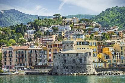 Rapallo es un pueblo costero al sur de Génova, con cerros ajardinados y viejas villas que asoman entre pinares y palmas, con una playa jalonada de antiguos hoteles. Con Santa Margherita Ligure y Portofino, traza la exclusiva ruta de la Riviera italiana, descubierta por la élite británica a mediados del siglo XIX.