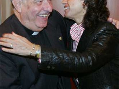 El presidente de Cajasur, Juan Moreno, y la alcaldesa Rosa Aguilar, ayer.