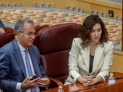 El vicepresidente, consejero de Educación y Universidades de la Comunidad de Madrid, Enrique Ossorio, y la presidenta de la Comunidad de Madrid, Isabel Díaz Ayuso.