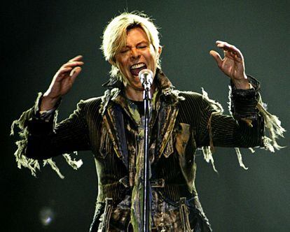 El cantant britànic, David Bowie, durant un concert celebrat a Praga, República Txeca, el juny del 2004.