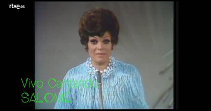 Salomé interpretando 'Vivo cantando', durante el Festival de Eurovisión de 1969.