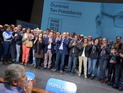 Baltar (centro) con los candidatos del PP en la provincia de Ourense