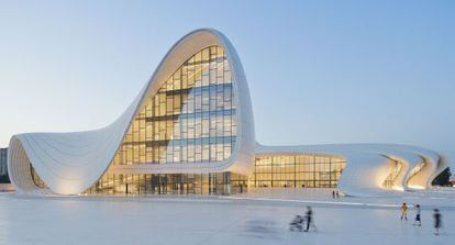 El nuevo Centro Cultural Heydar Aliyev, levantado en Bakú (Azerbaiyán) por la arquitecta Zaha Hadid.