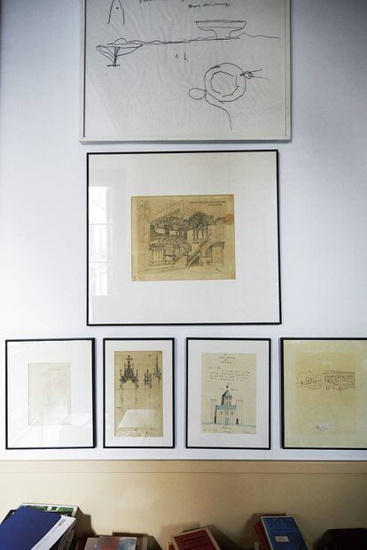Una pequeña colección de dibujos de arquitectos: arriba, Niemeyer; en medio, Domenech Montaner, y abajo, en el centro, Aldo Rossi.