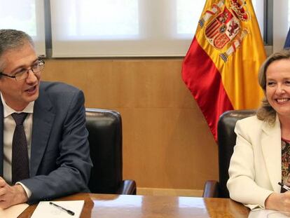 Pablo Hern&aacute;ndez de Cos, gobernador del Banco de Espa&ntilde;a, y Nadia Calvi&ntilde;o, ministra de Econom&iacute;a